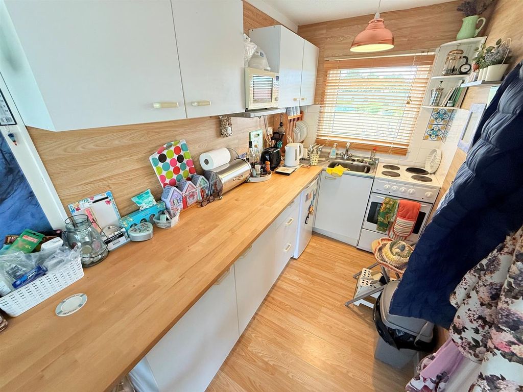 Property photo 2 of 10 Kitchen