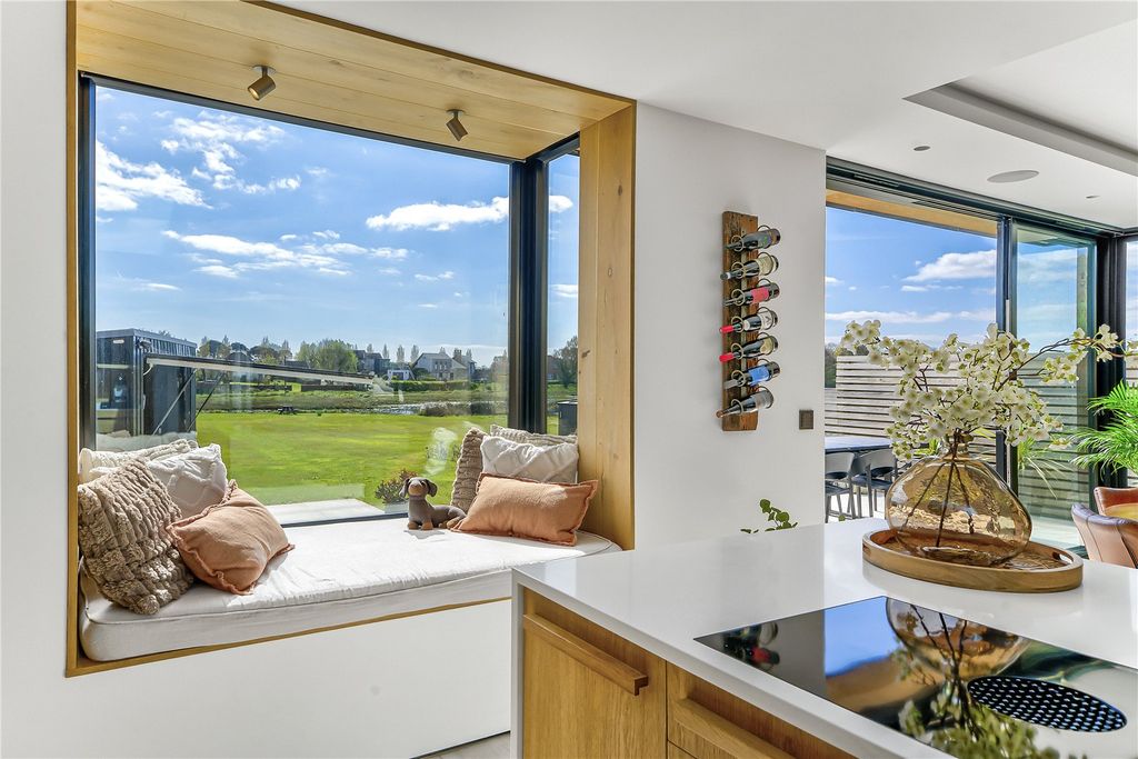 Property photo 2 of 53 Kitchen Windowseat