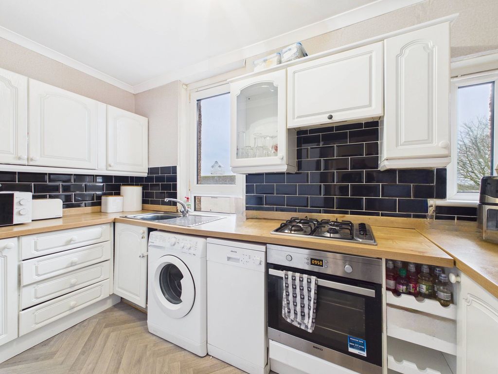 Property photo 3 of 10 Kitchen