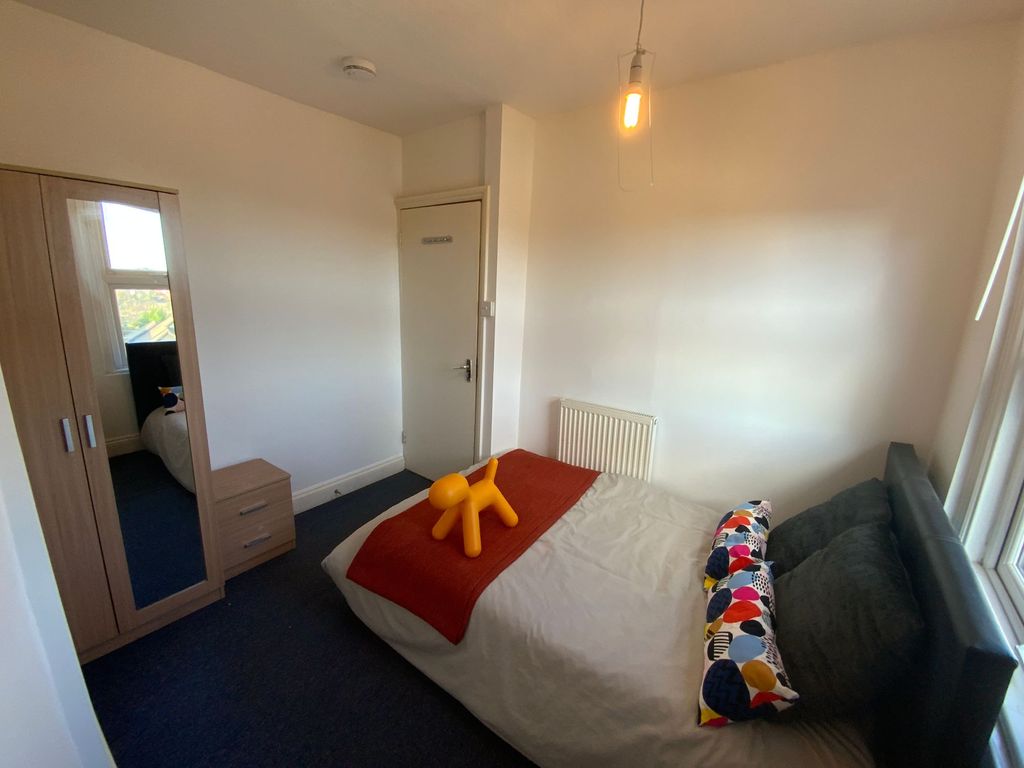 Property photo 1 of 5 Room 3