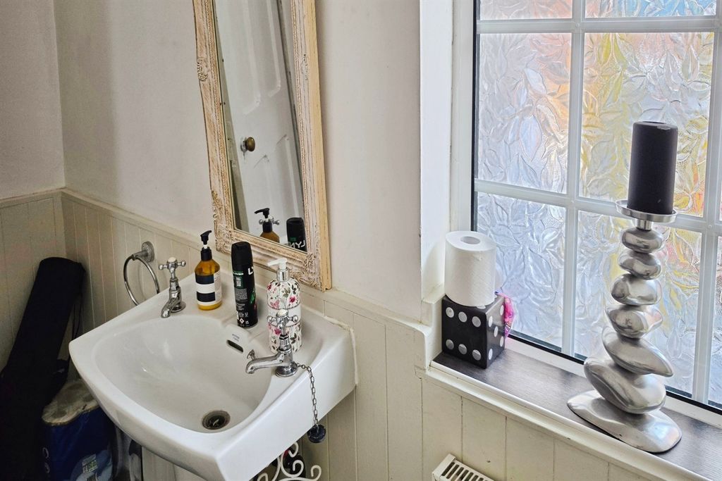 Property photo 3 of 17 WC