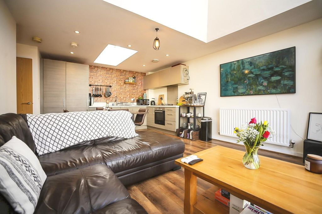 Property photo 3 of 11 Living Room