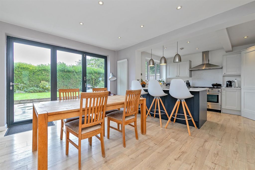 Property photo 3 of 23 7Southclose-34.Jpg