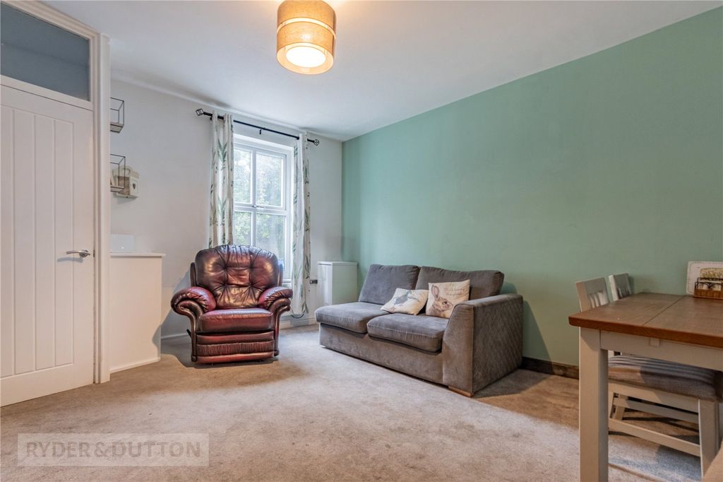 Property photo 3 of 17 Lounge