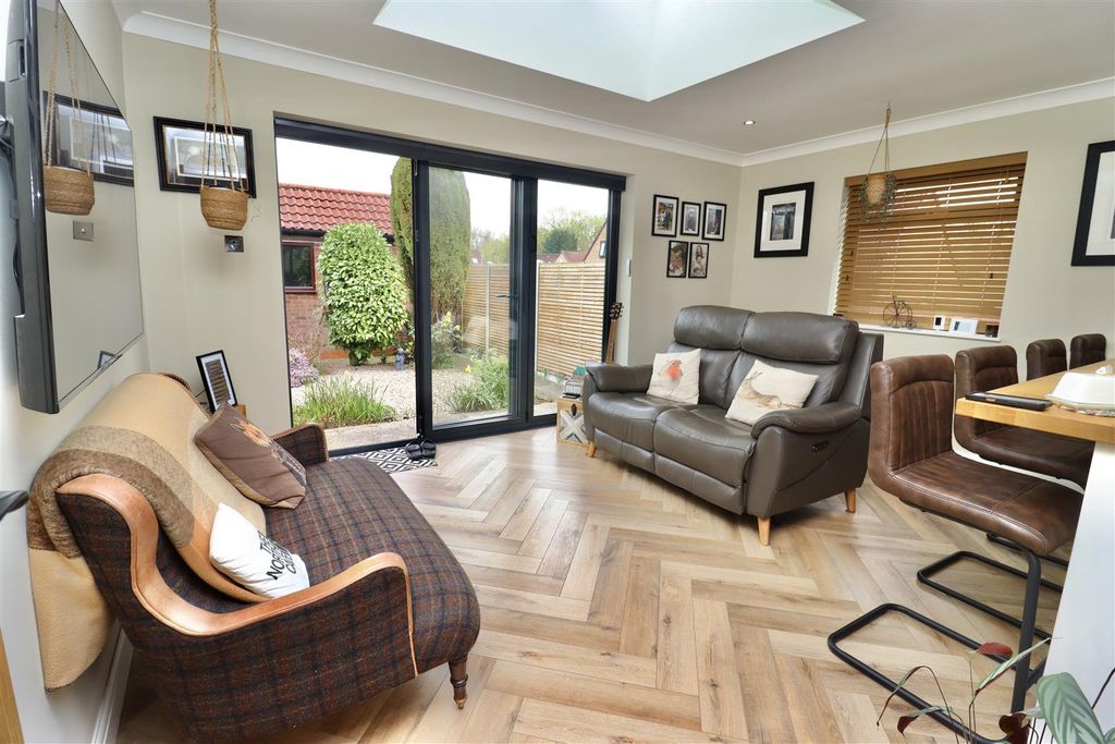 Property photo 2 of 18 Lounge