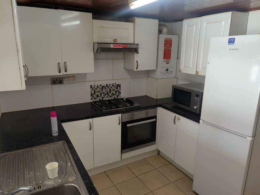 Property photo 3 of 11 Kitchen