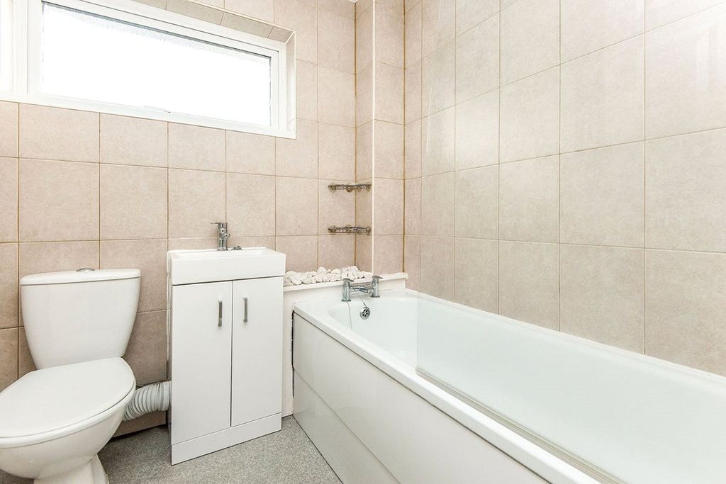 Property photo 3 of 8 Bathroom