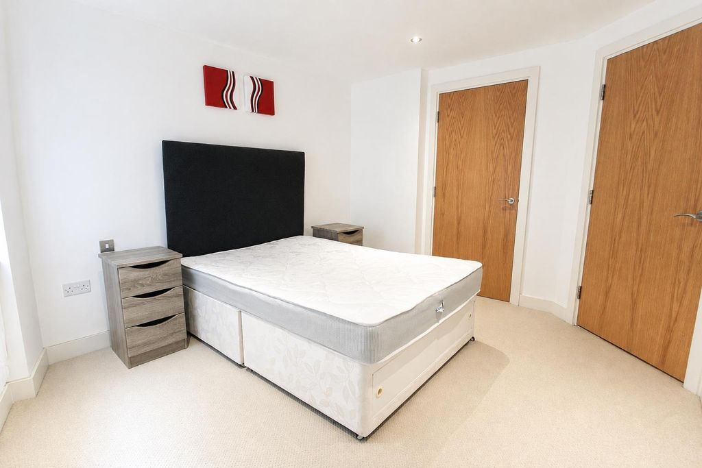 Property photo 3 of 9 Bright, Modern Bedroom With Large Double Bed....