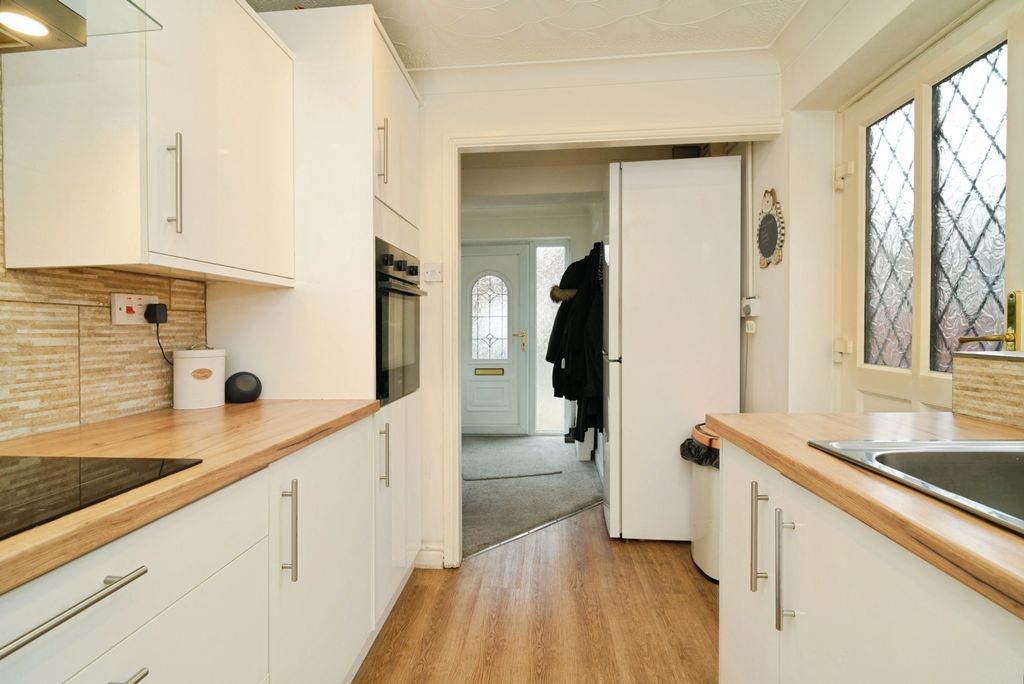 Property photo 3 of 18 Kitchen