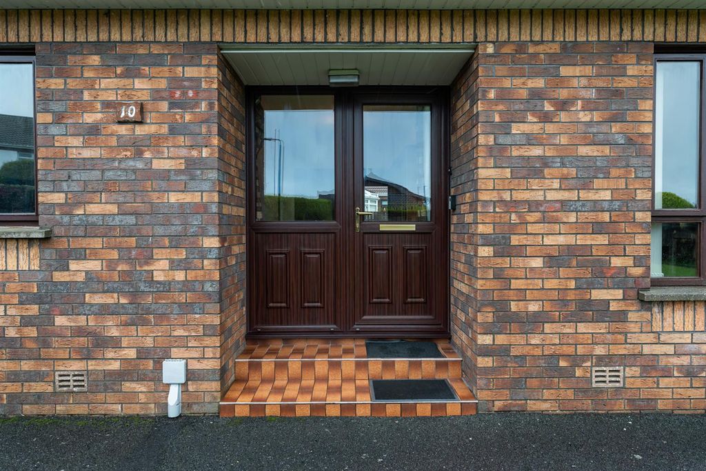 Property photo 2 of 22 10 Oakland Grove 20.Jpg