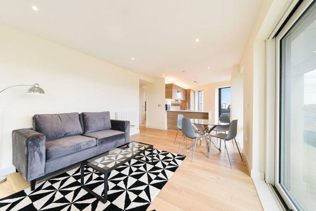 Property photo 3 of 8 Hampton House Living