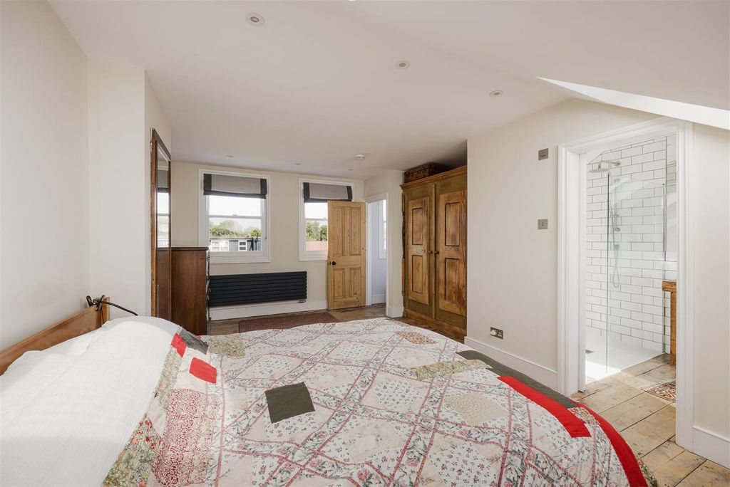 Property photo 3 of 51 Mildenhall Road, E5