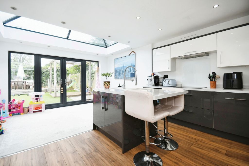 Property photo 3 of 9