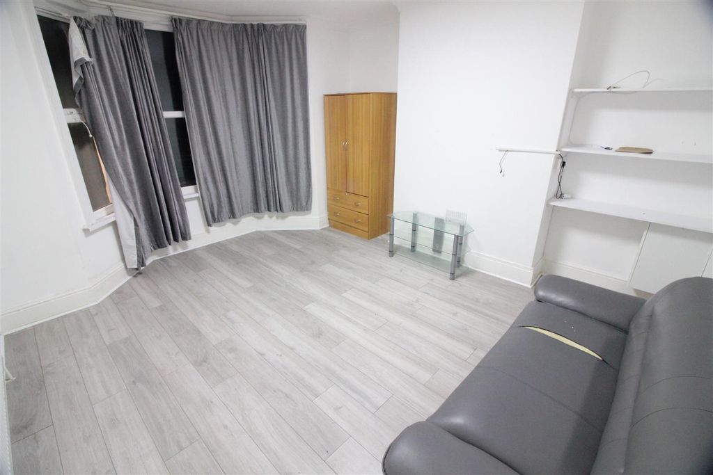 Property photo 3 of 11 B9E2Bec4-7215-4464-A818-A60102596F2D.Jpeg