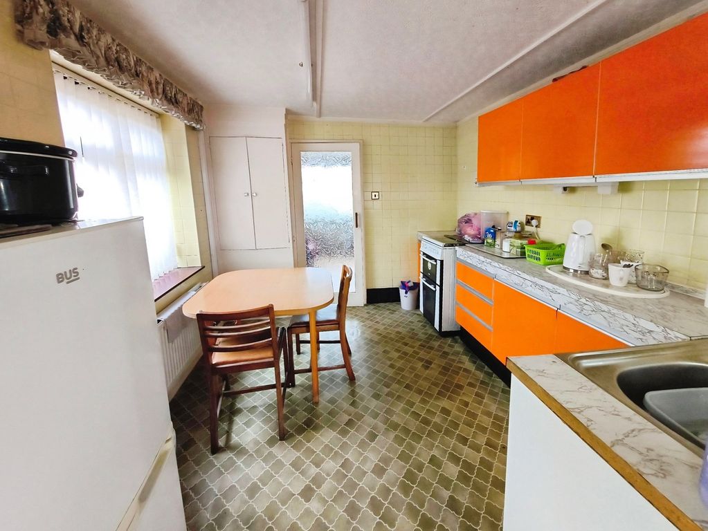 Property photo 3 of 11 Kitchen