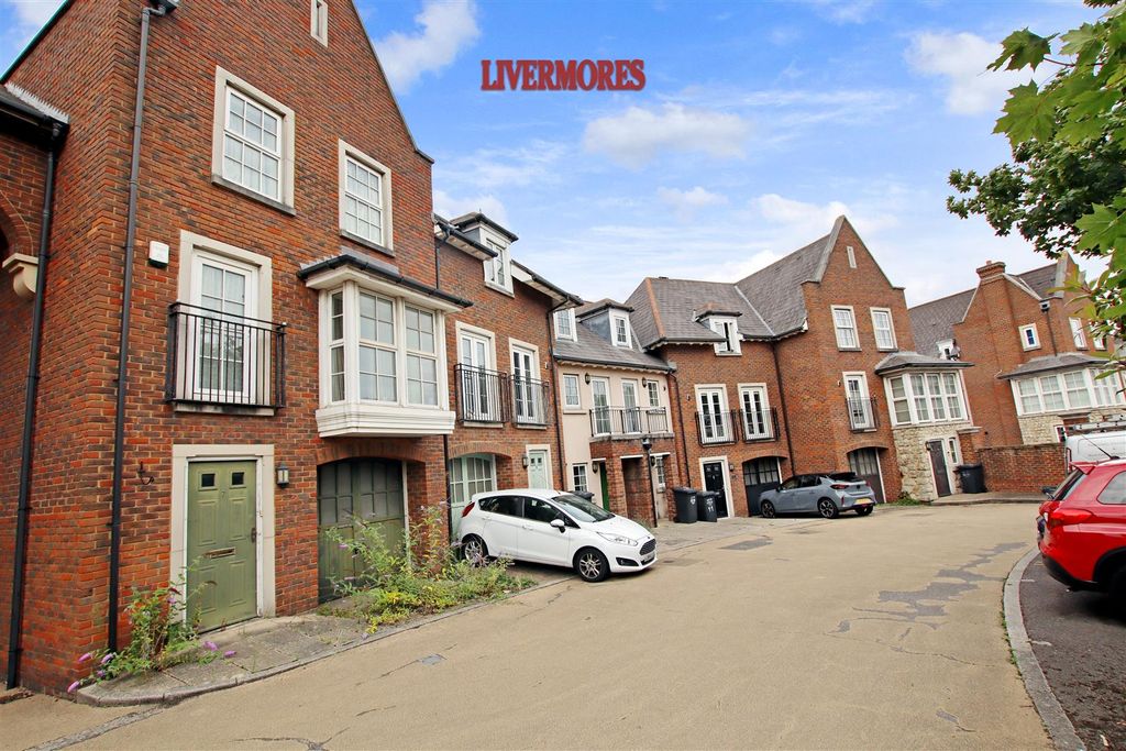 Property photo 3 of 15 Mews View.Jpg