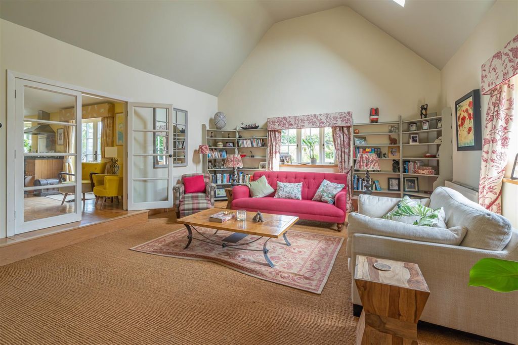 Property photo 3 of 31 Lounge