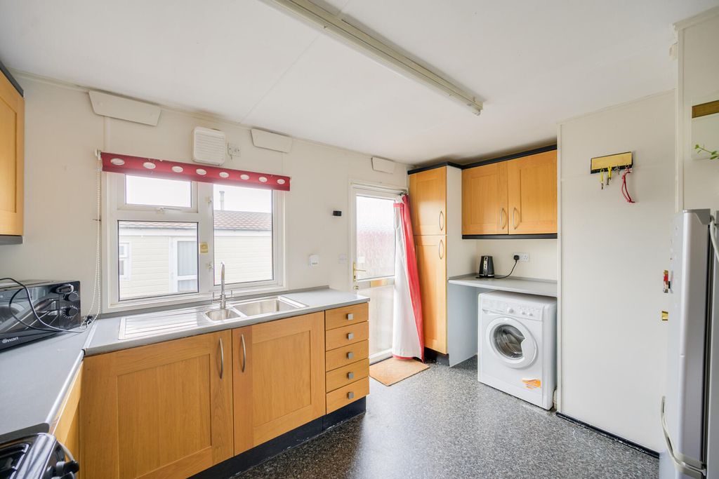 Property photo 3 of 19 Kitchen