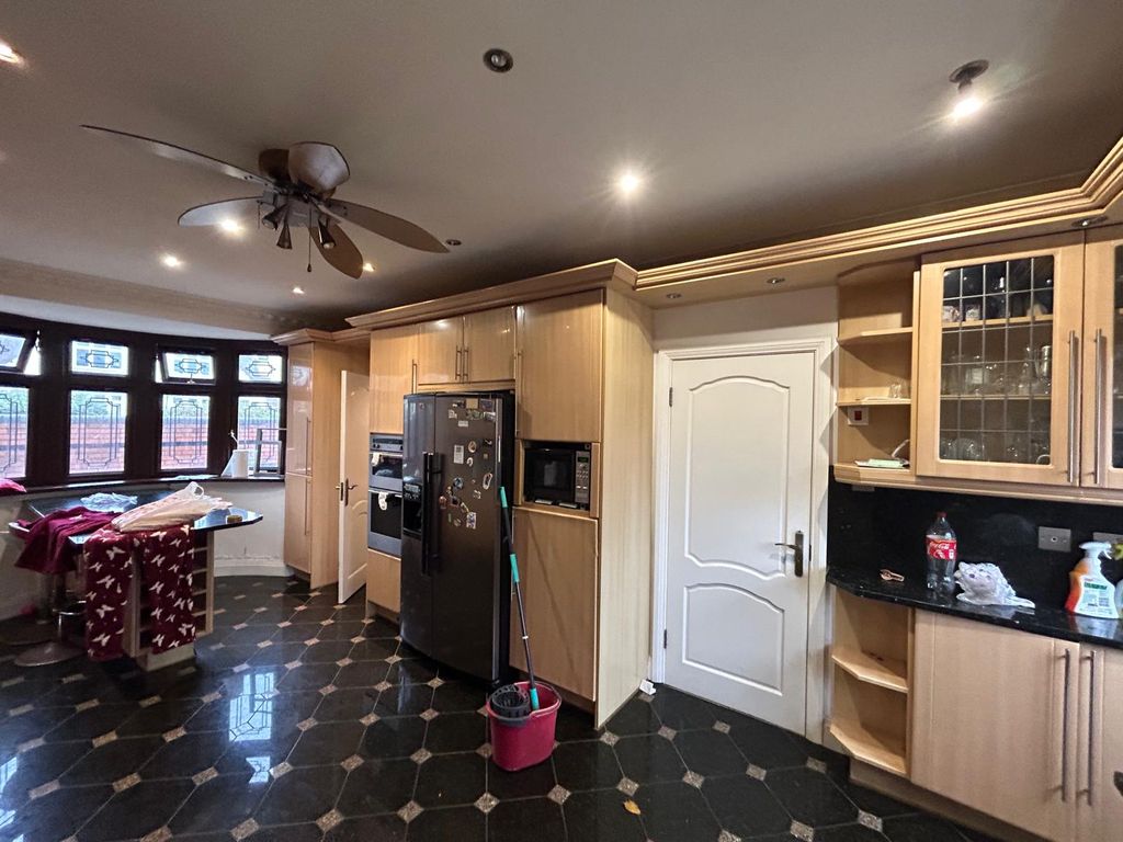 Property photo 3 of 19 Gallery