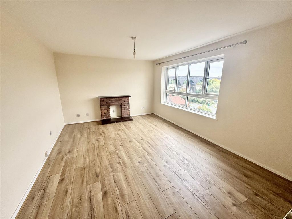 Property photo 2 of 7 Lounge