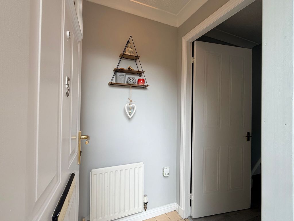 Property photo 2 of 16 Vestibule