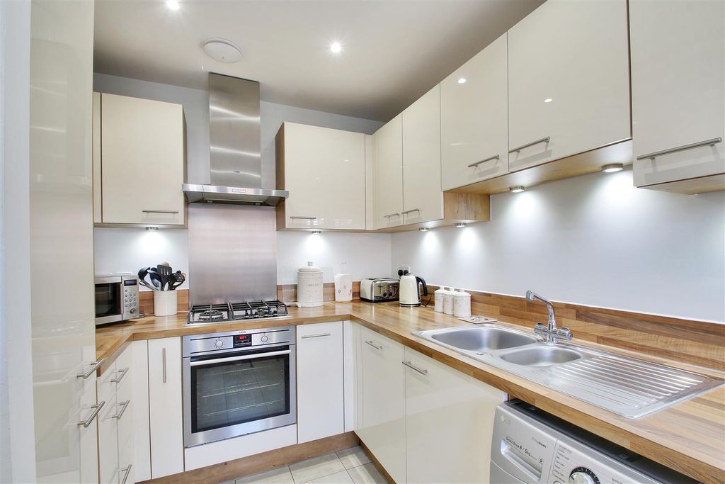 Property photo 3 of 18 48672-_011.Jpg