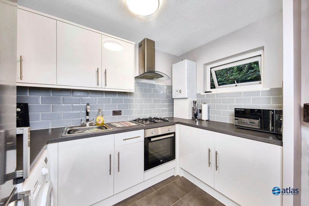 Property photo 3 of 11 Kitchen