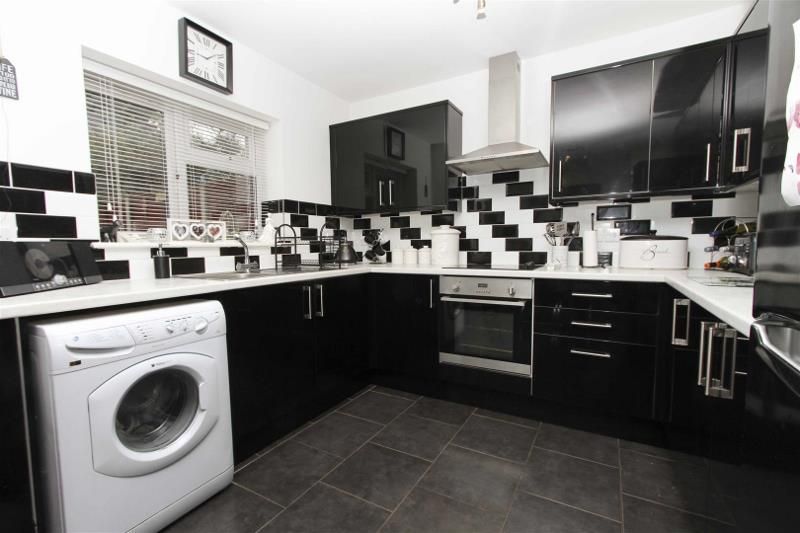 Property photo 3 of 11 South Park Way (8) (800x533).Jpg