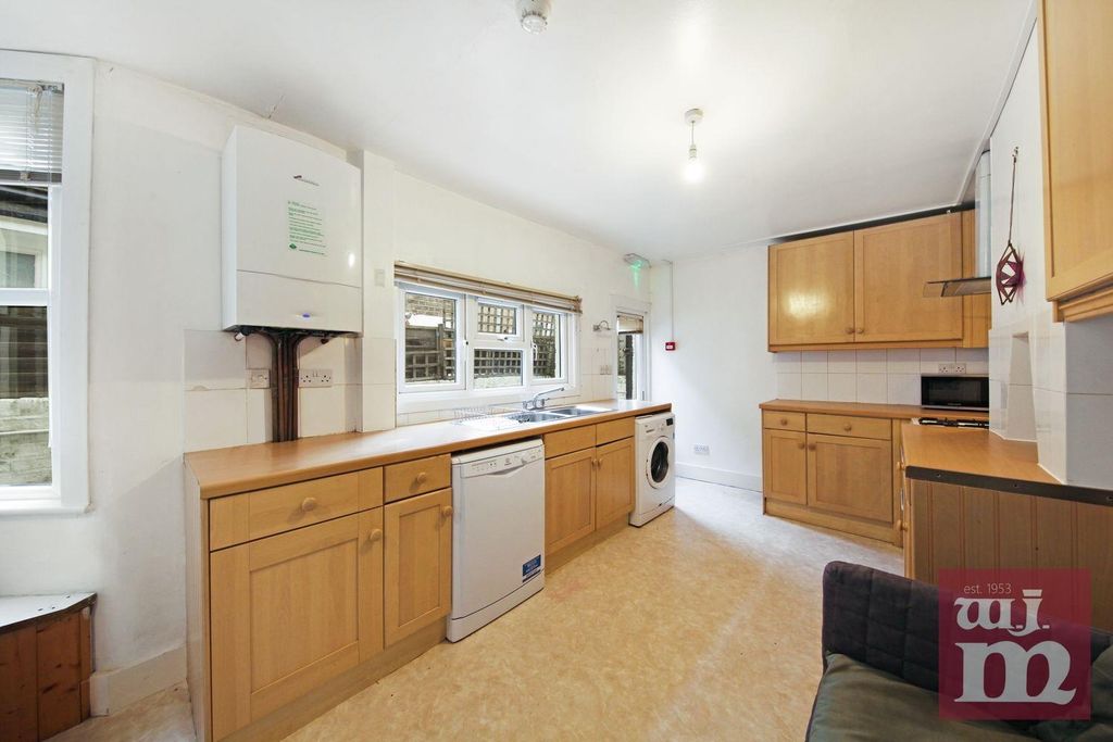 Property photo 2 of 15 Kitchen/ Reception