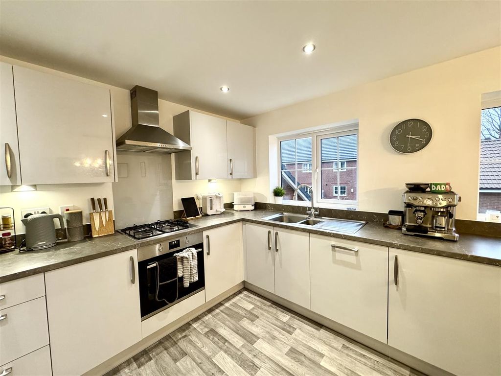 Property photo 3 of 18 Kitchen/Dining Room