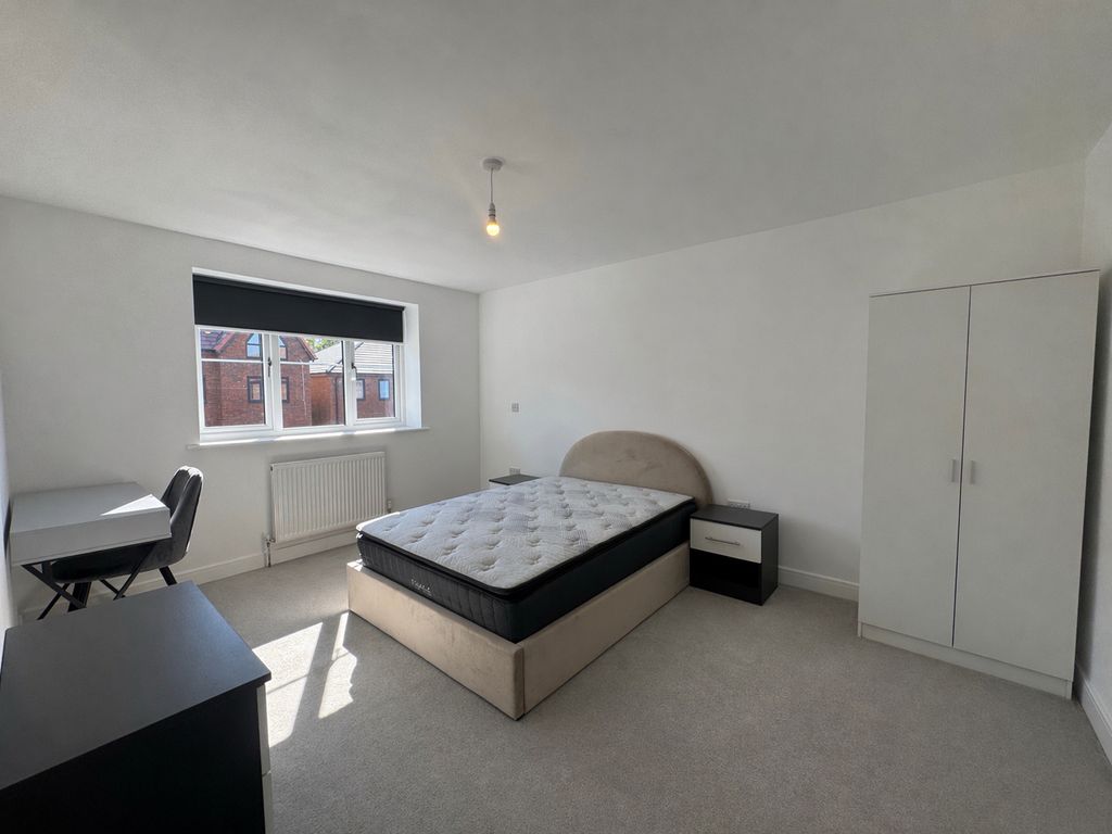 Property photo 2 of 10 Bedroom