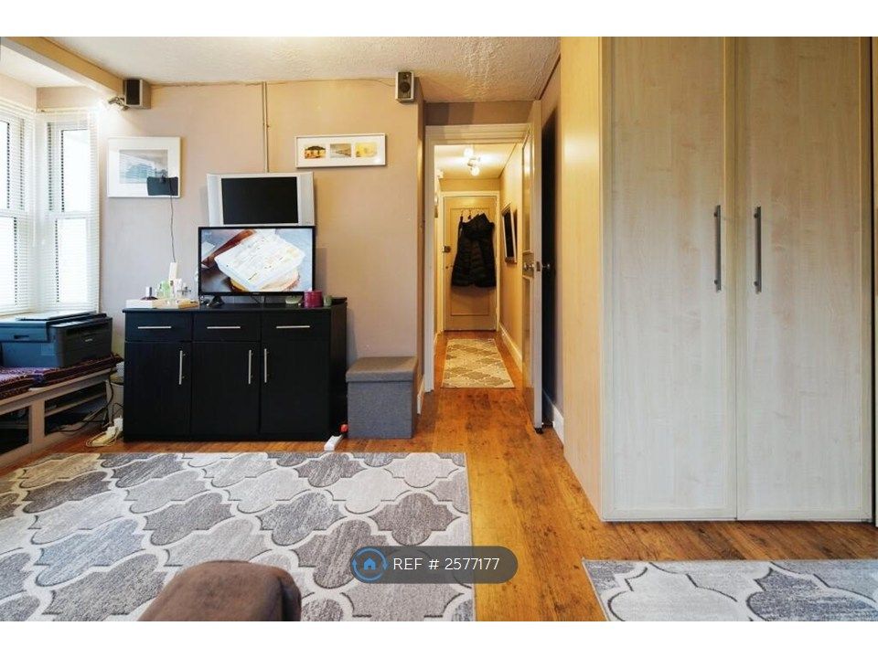 Property photo 3 of 7 Hallway