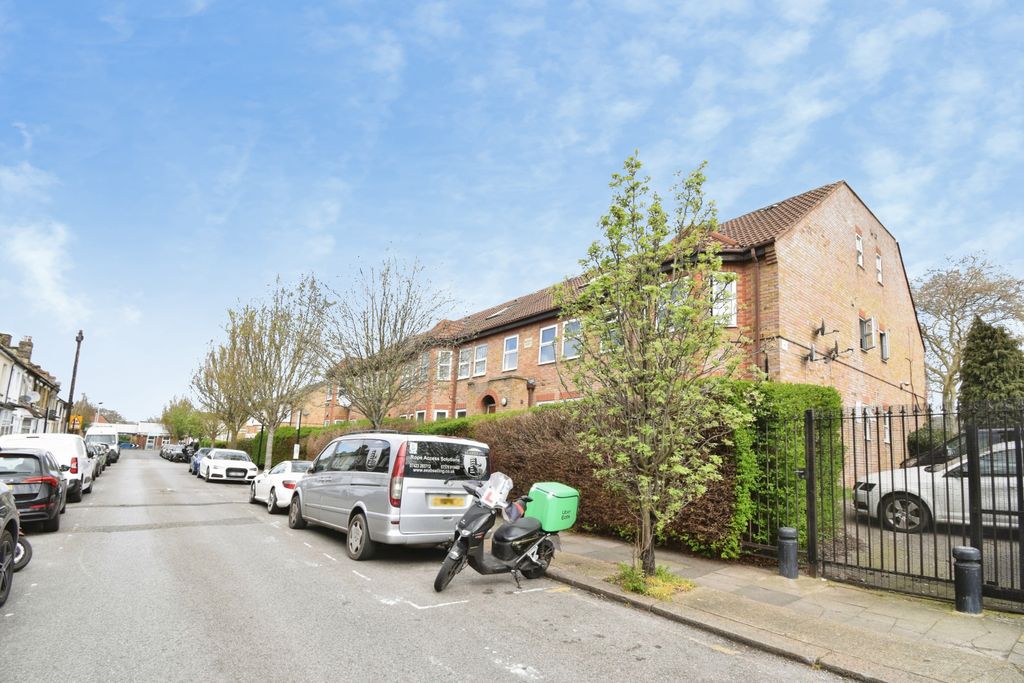 Property photo 2 of 20 Street Scene