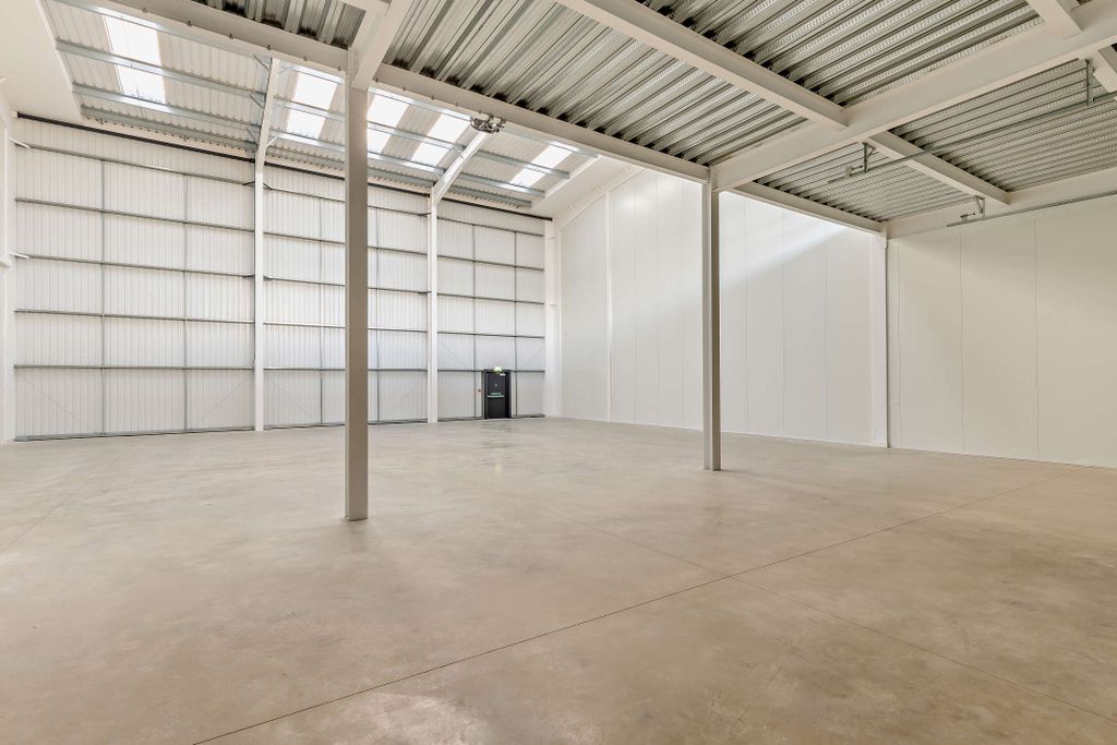 Property photo 3 of 20 8676213-Interior01-800