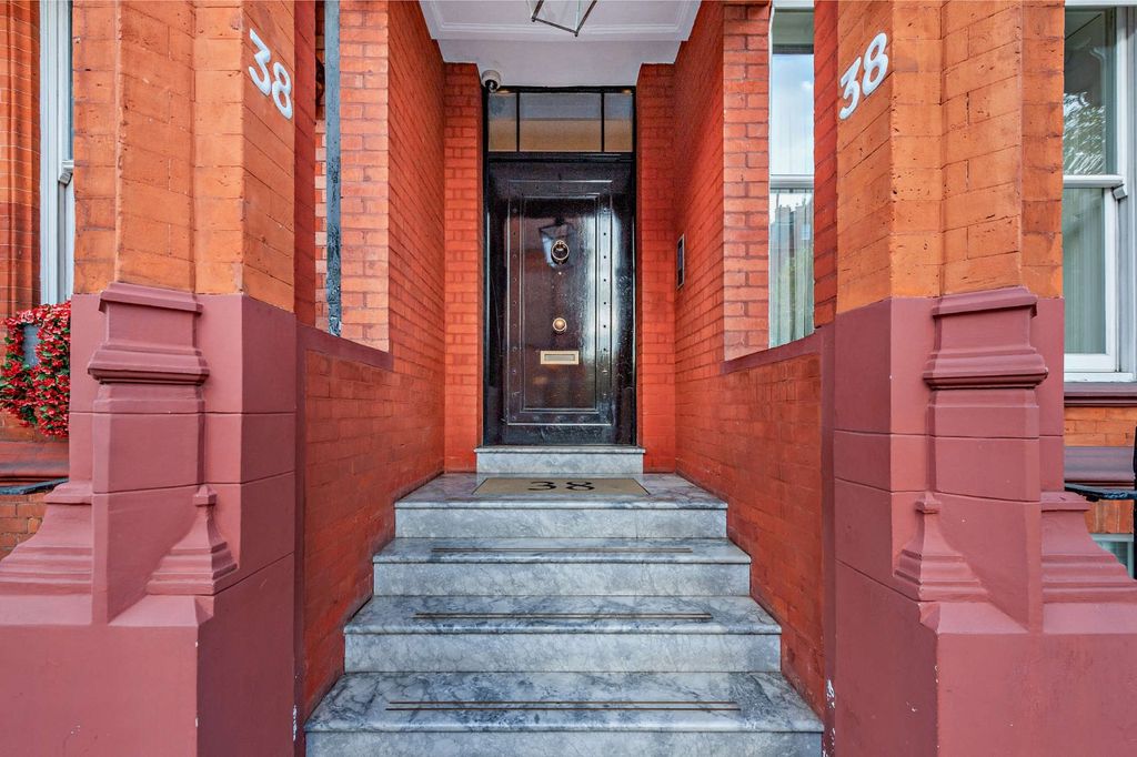Property photo 1 of 14 Grand Entrance