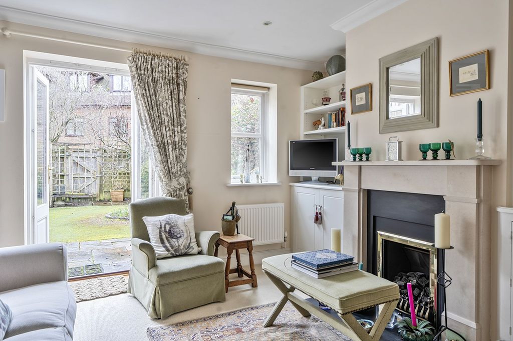 Property photo 2 of 11 Living Room