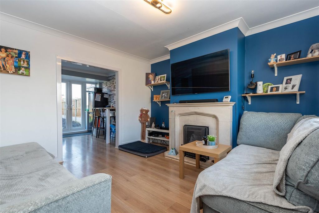 Property photo 2 of 19 Lounge