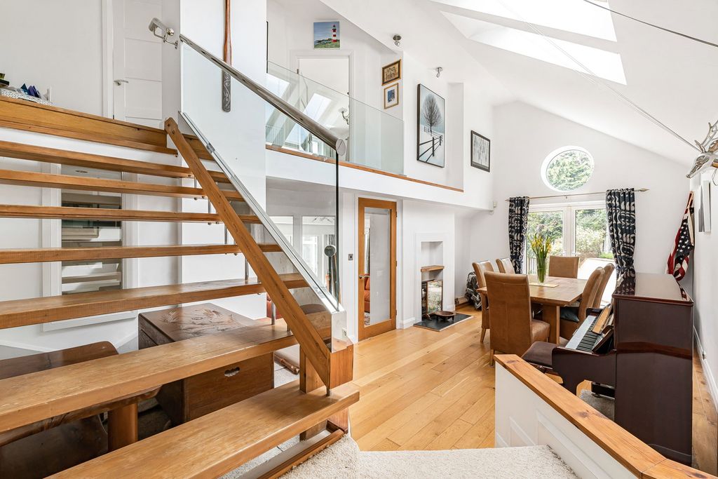 Property photo 1 of 32
