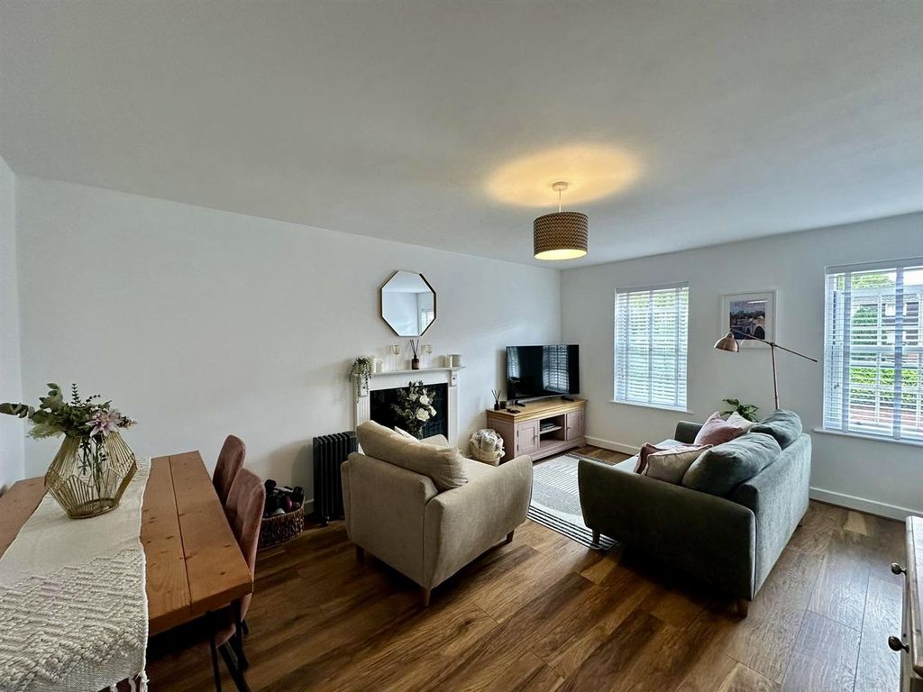 Property photo 3 of 9 Lounge