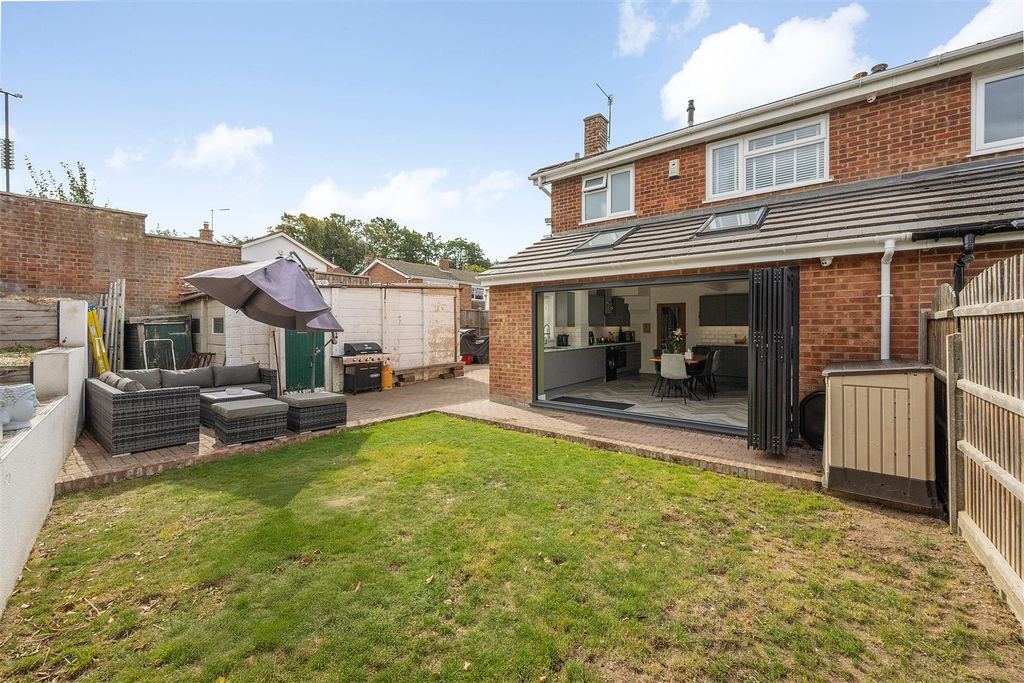 Property photo 3 of 16 Wells Way, Faversham