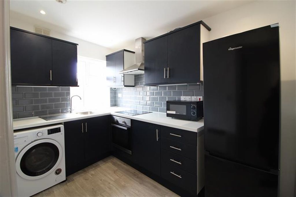 Property photo 3 of 7 Kitchen