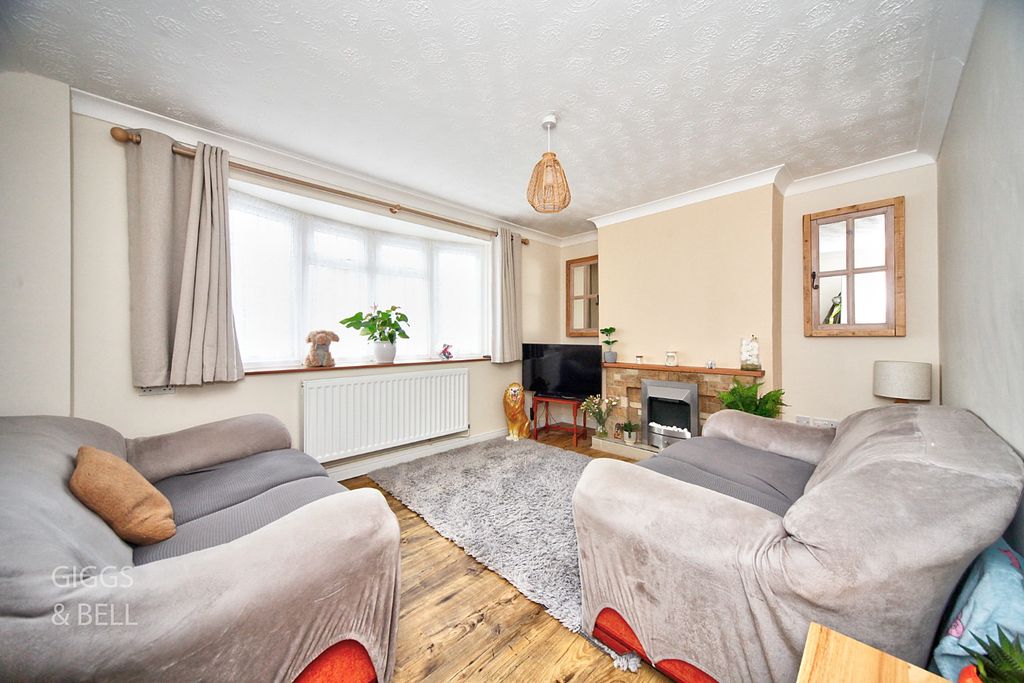 Property photo 2 of 12 4707052