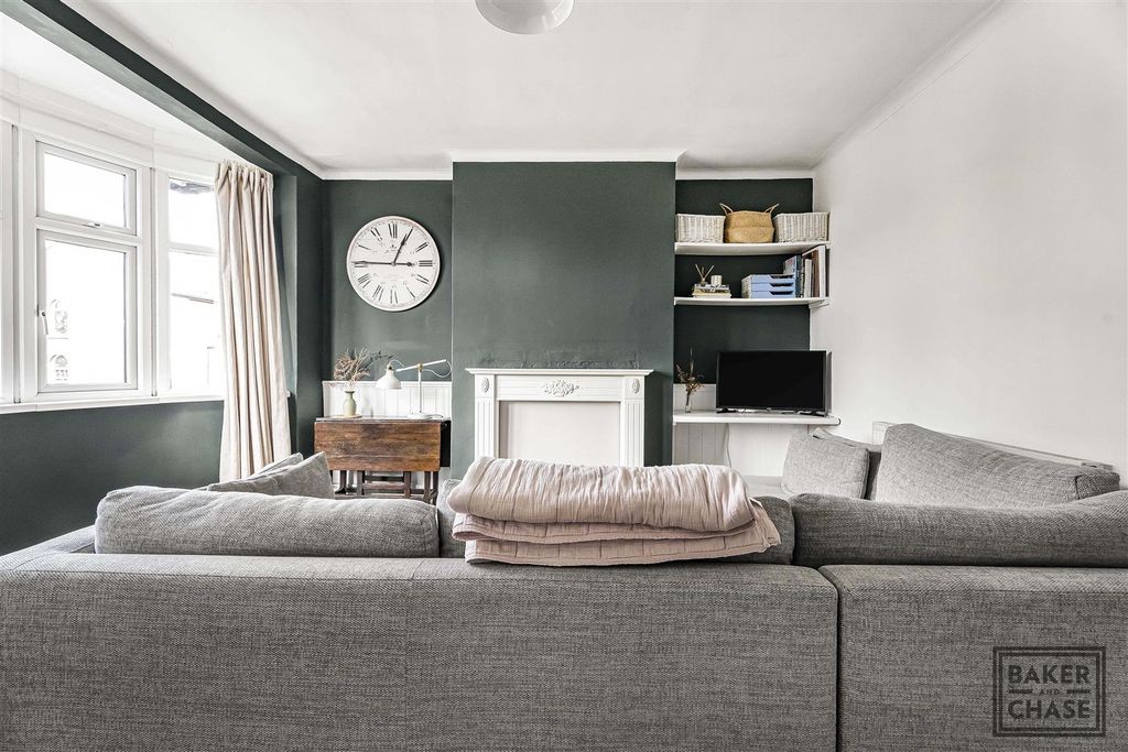 Property photo 3 of 13 Lounge