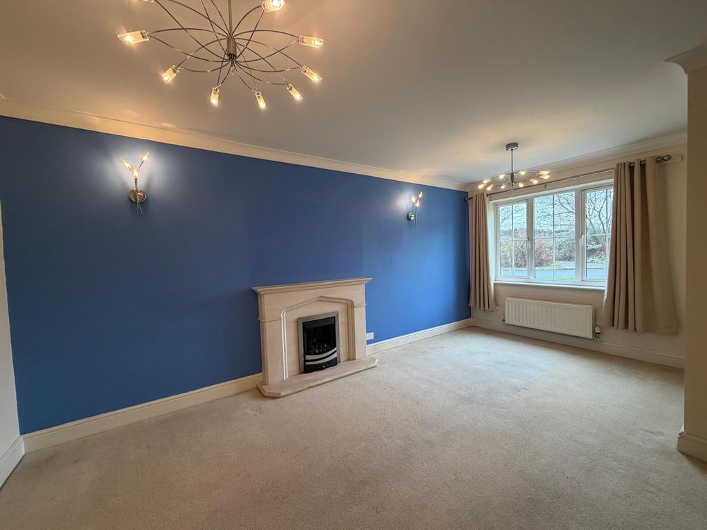 Property photo 3 of 16 Living Room