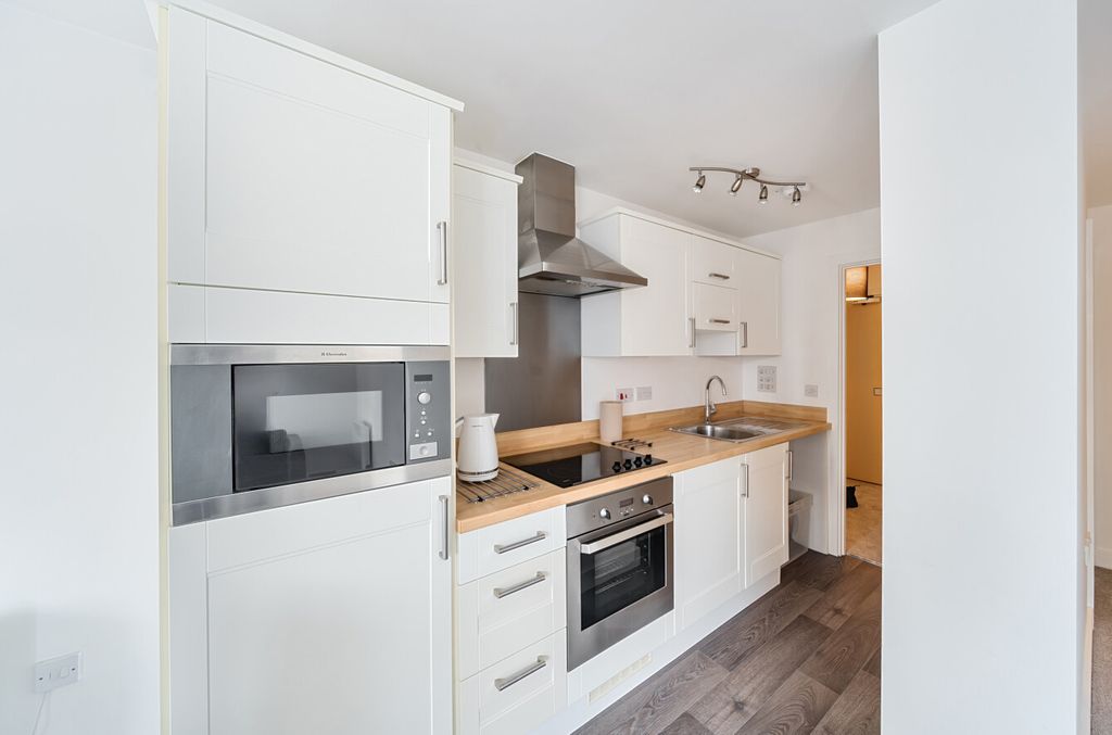 Property photo 3 of 9 1328512-10-687E59...