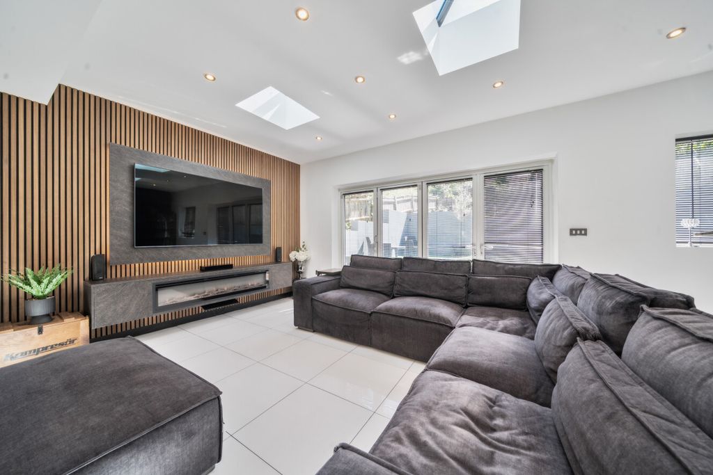 Property photo 3 of 17 1451099-9-6A04Ca0...