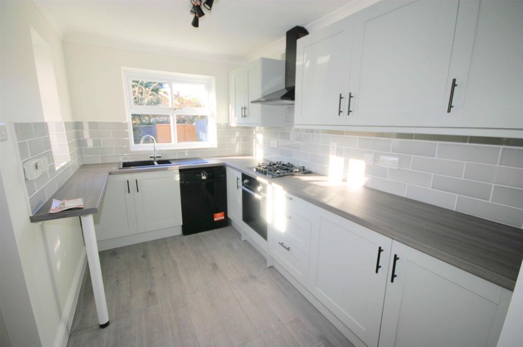 Property photo 3 of 25 Fitted Kitchen