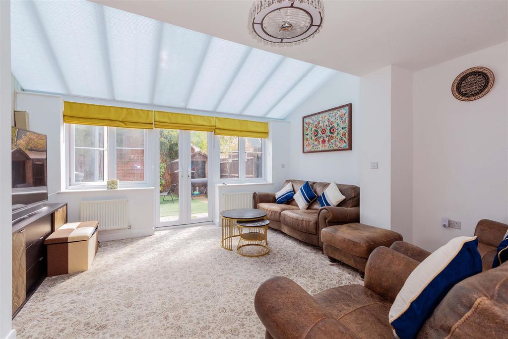 Property photo 3 of 20 32 Kenbury Drive-11.Jpg