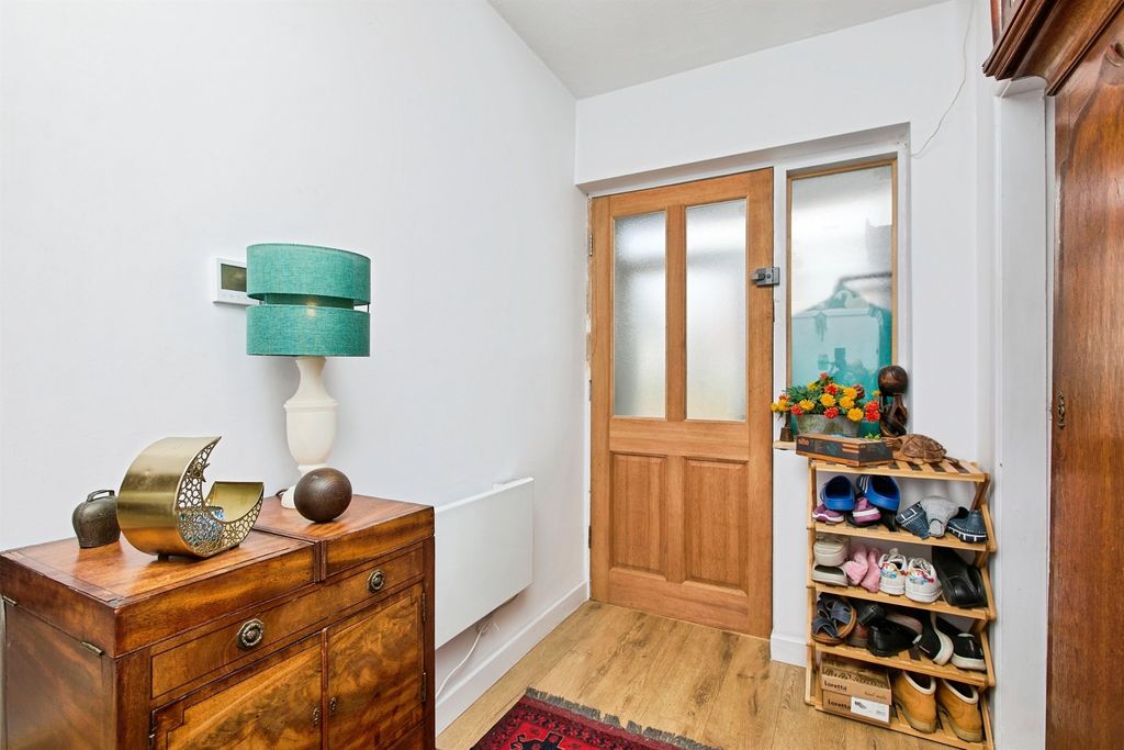Property photo 3 of 18 Entrance Hall