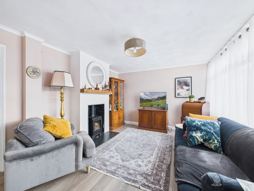 Property photo 3 of 22 Living Room- Mark Stephens Ewemove Newmarket And S